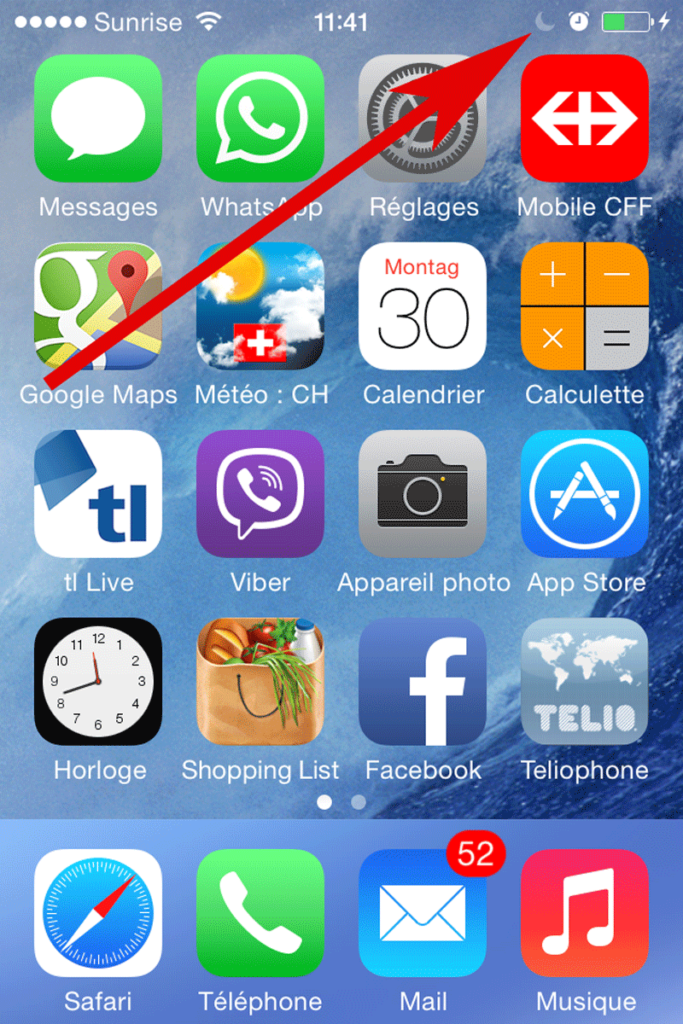 Et halvmåneikon på en iPhone indikerer at Ikke forstyrr-funksjonen er aktivert